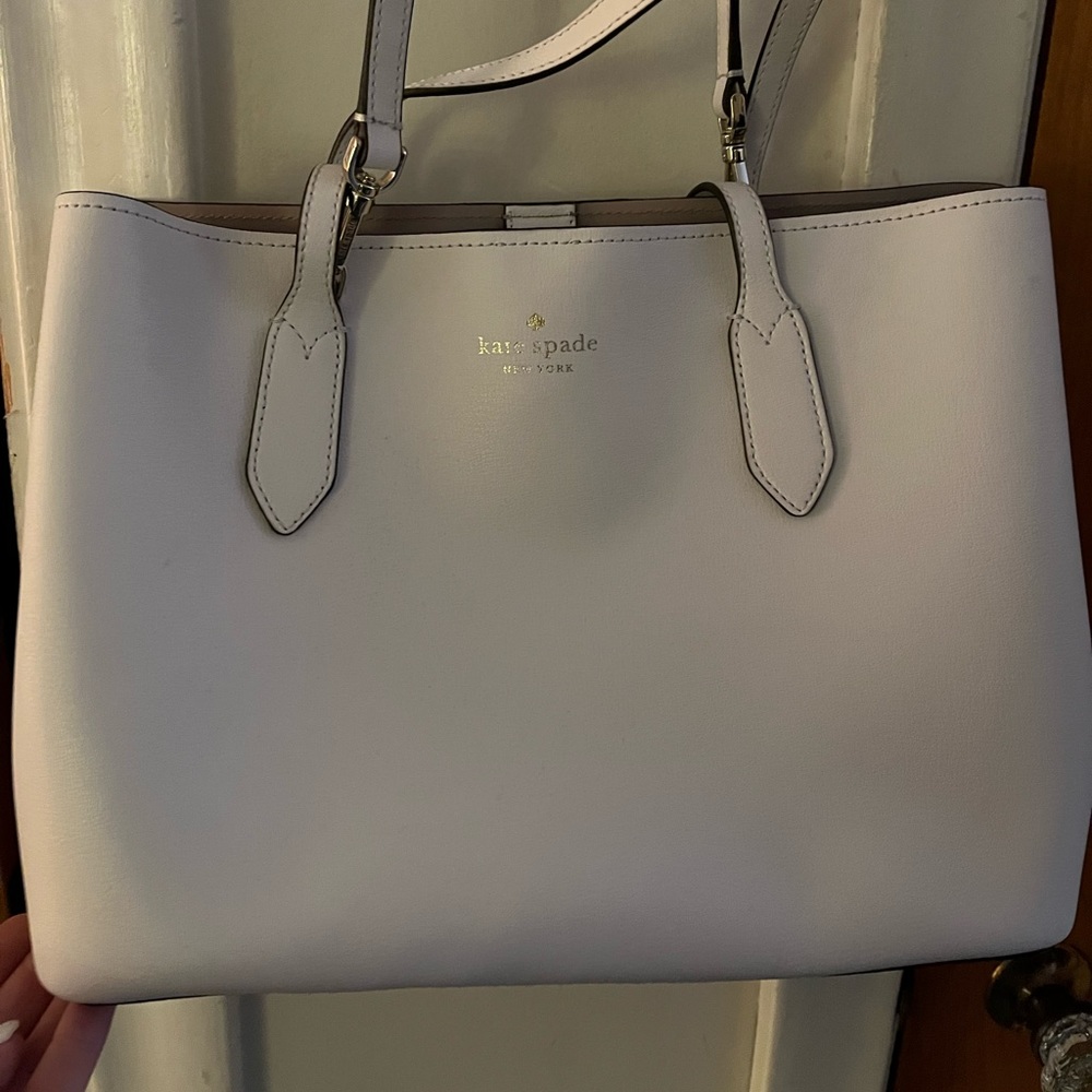 Gorgeous Kate Spade used once, beautiful gold details and a crème color.